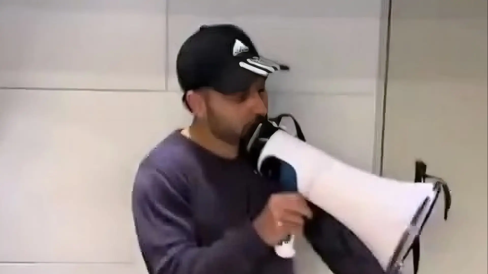 מרדכי דוד מחוץ לביתה של לוסי אהריש