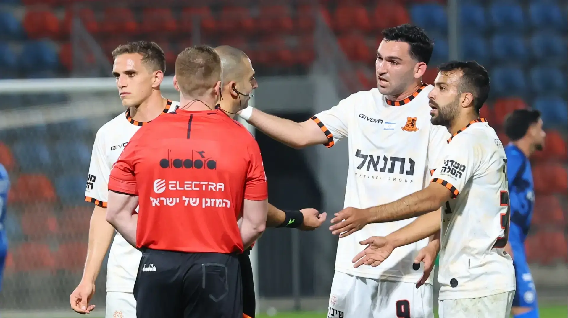 אלעד שחף, רווה אסייג, ארד בר שחקני בני יהודה עם השופט אביאל לוי
