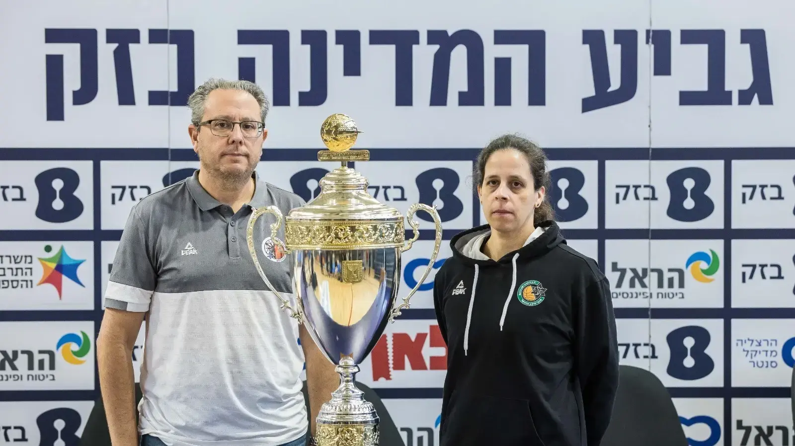 נעמי קולודני מאמנת מכבי חיפה כדורסל נשים עם עדן ענבר מאמן מכבי רמת גן