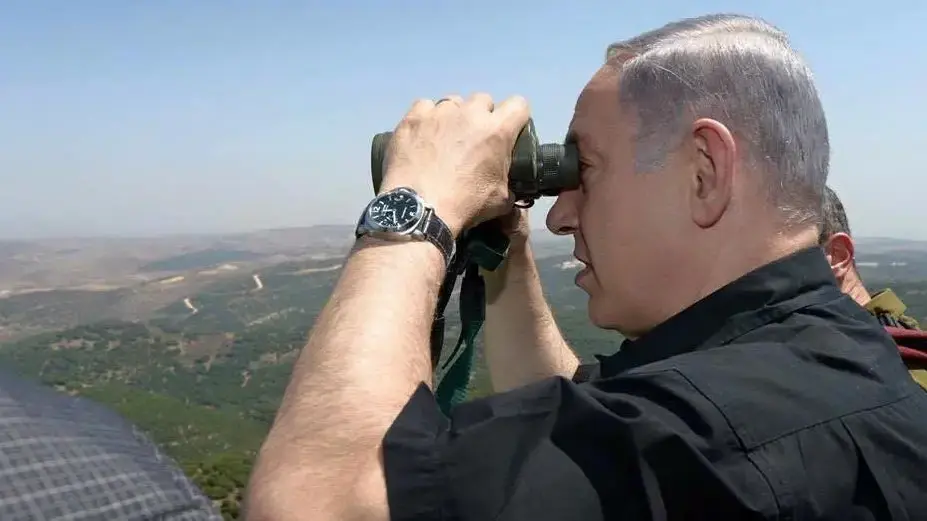 בנימין נתניהו עם משקפת ושעון