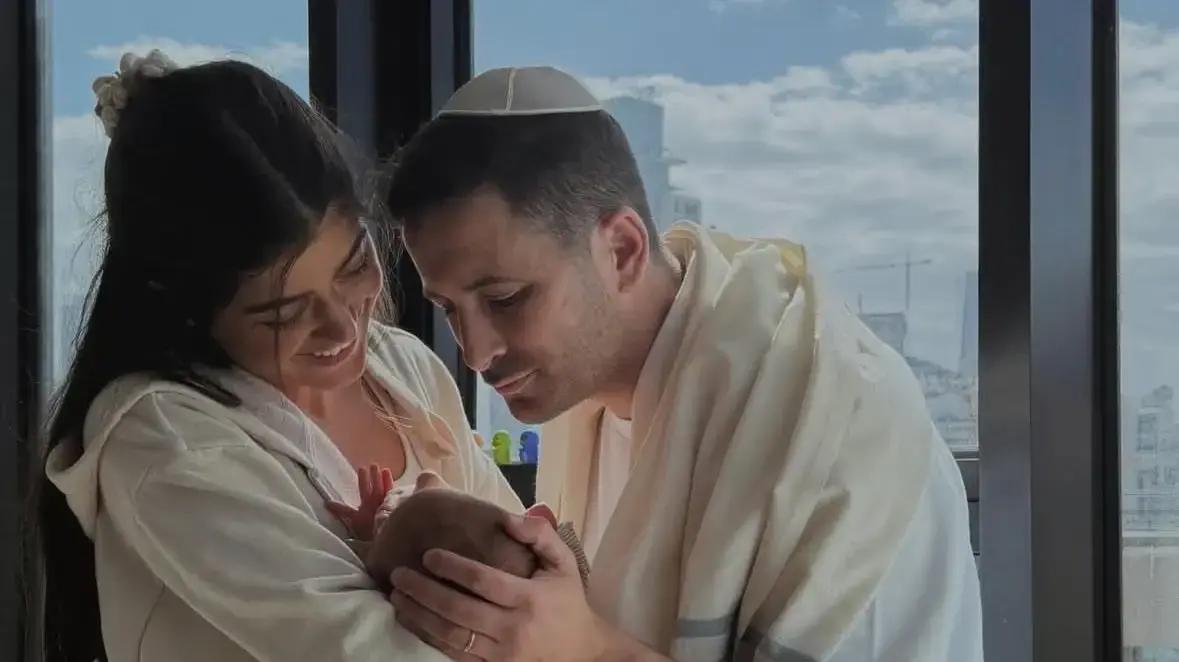 ירדן ויזל ובעלה פלג עם בנם עומר