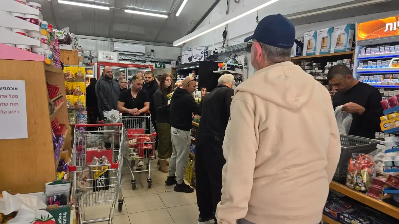 קונים בסופר לאחר פתיחת תקיפה באיראן, חדרה, 28 בפברואר 2026