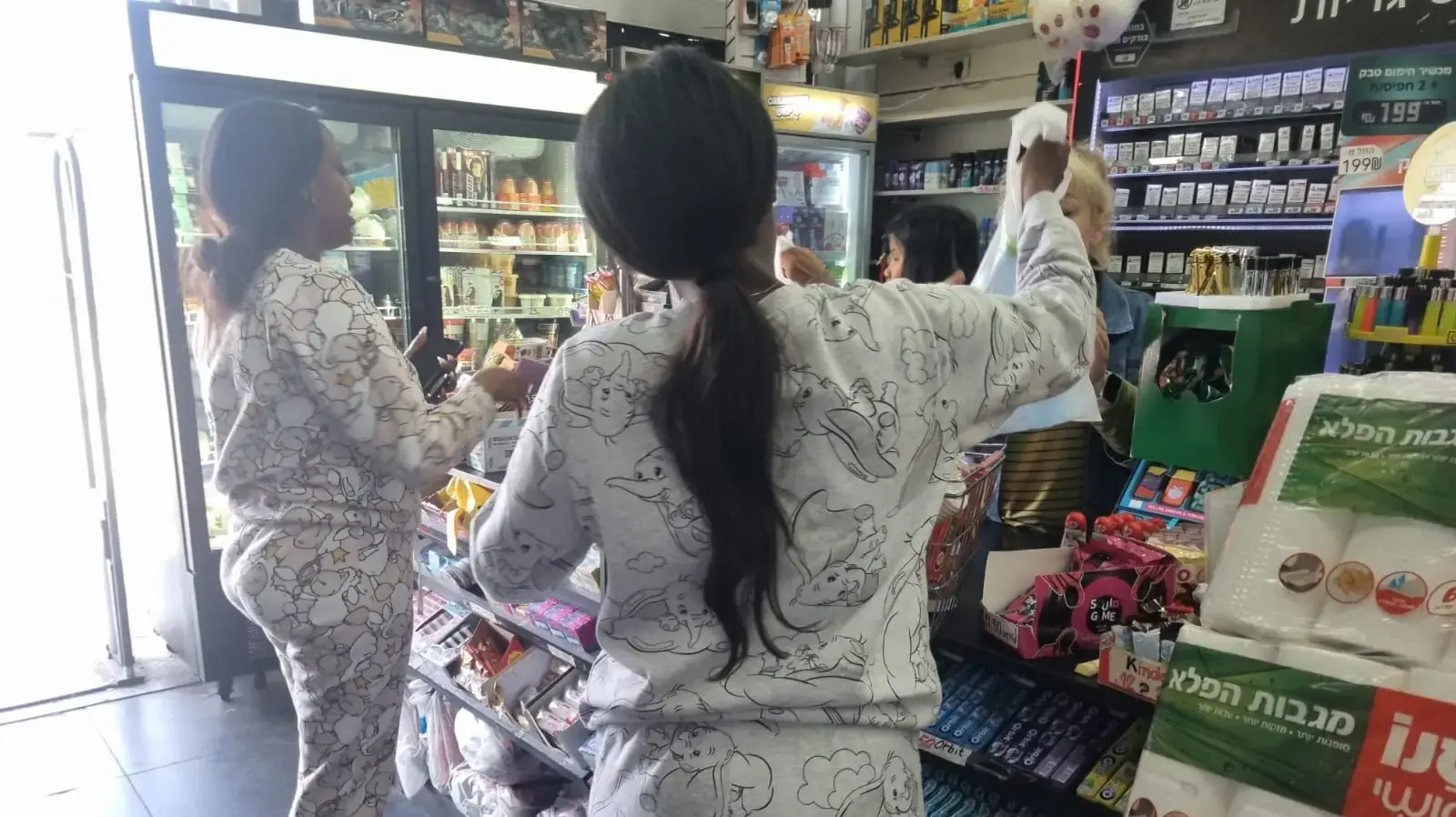 קונים בסופר לאחר פתיחת תקיפה באיראן, חדרה, 28 בפברואר 2026 קונים בסופר לאחר פתיחת תקיפה באיראן, חדרה, 28 בפברואר 2026