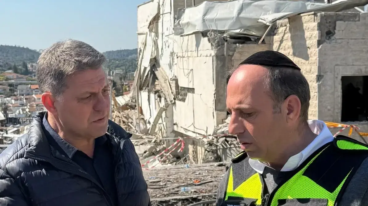 חיים ביבס, יו״ר מרכז השלטון המקומי, עם ראש העיר בית שמש בזירת האסון חיים ביבס, יו״ר מרכז השלטון המקומי, עם ראש העיר בית שמש בזירת האסון