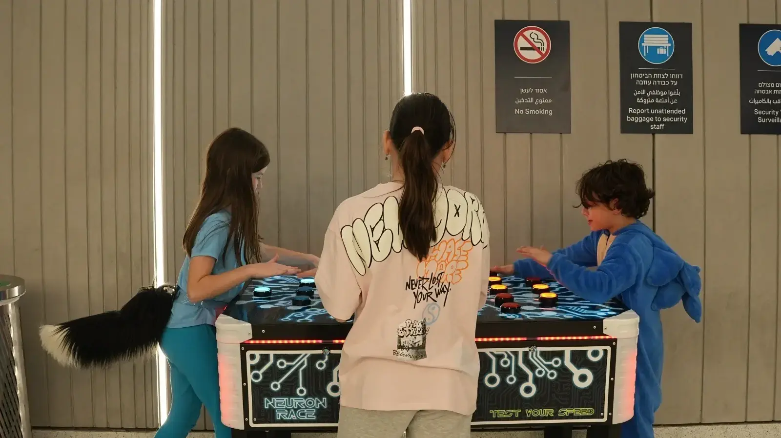 תושבים שמצאו מקלט בתחנות הרכבת הקלה במרכז