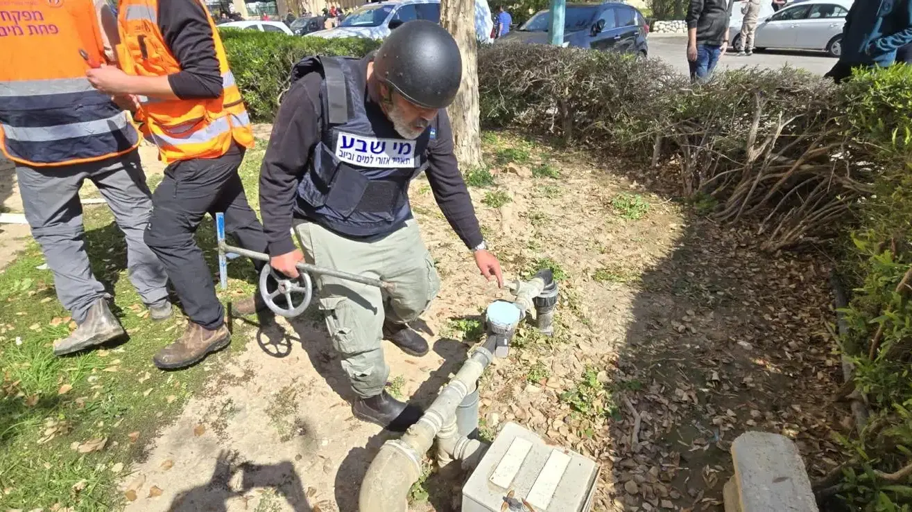 צוותי "מי שבע" טיפלו באספקת המים בזירת הטיל בבאר שבע