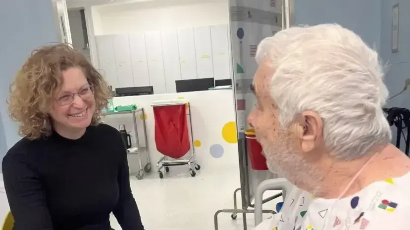 פרופ' ענת אנגל בביקור מטופל במרכז הרפואי וולפסון בעת מבצע שאגת הארי