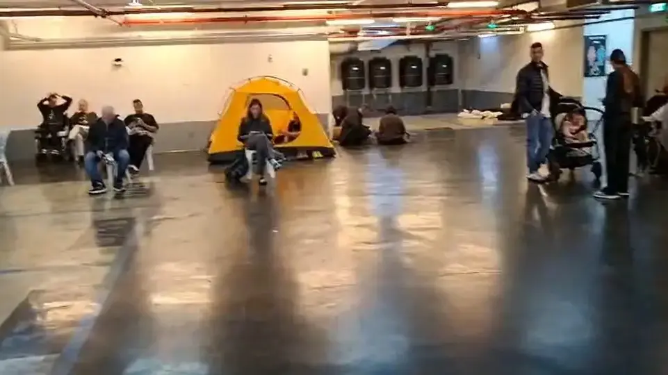 תופסים מחסה מפני טילים, מקלט ציבורי, חניון הבימה, 1 במרץ 2026