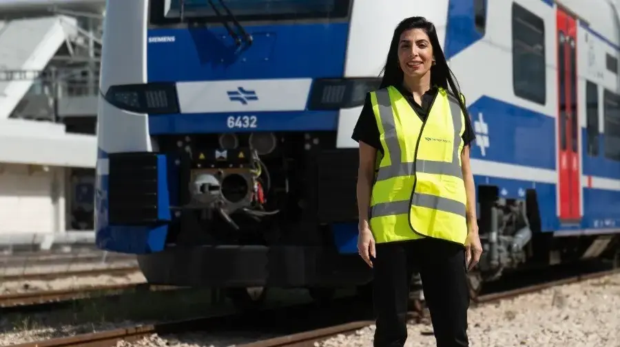 איה גולדברג נהגת רכבת ישראל בהכשרה