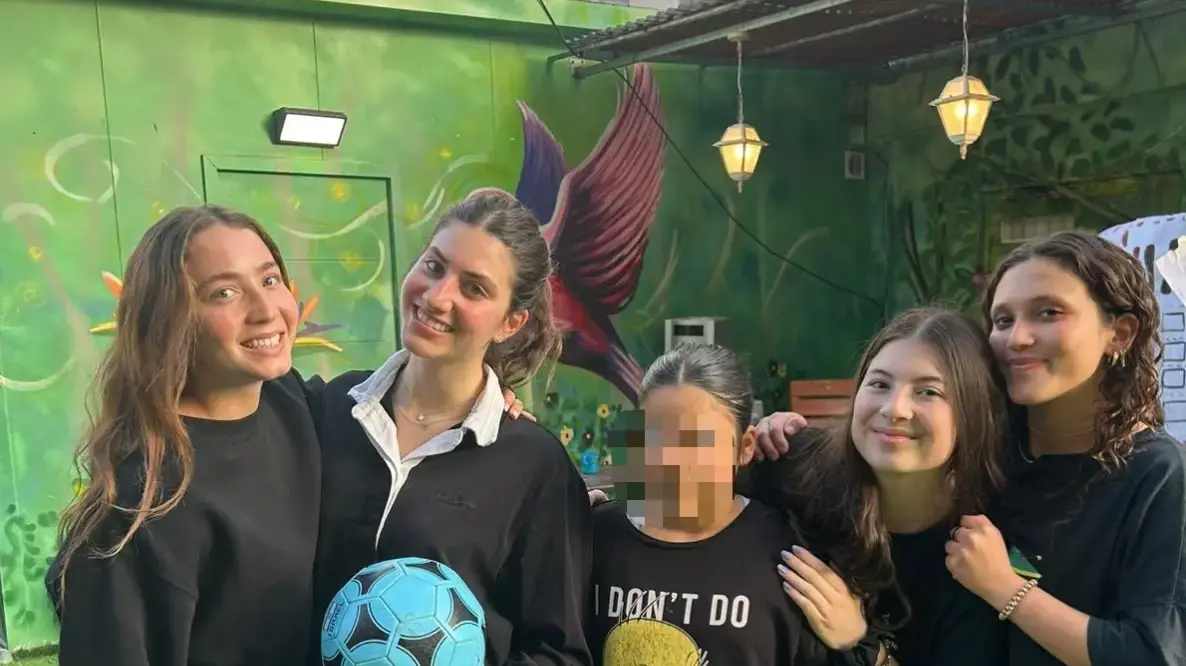 בנות המדרשה מחו"ל בפעילות בבית הילדים