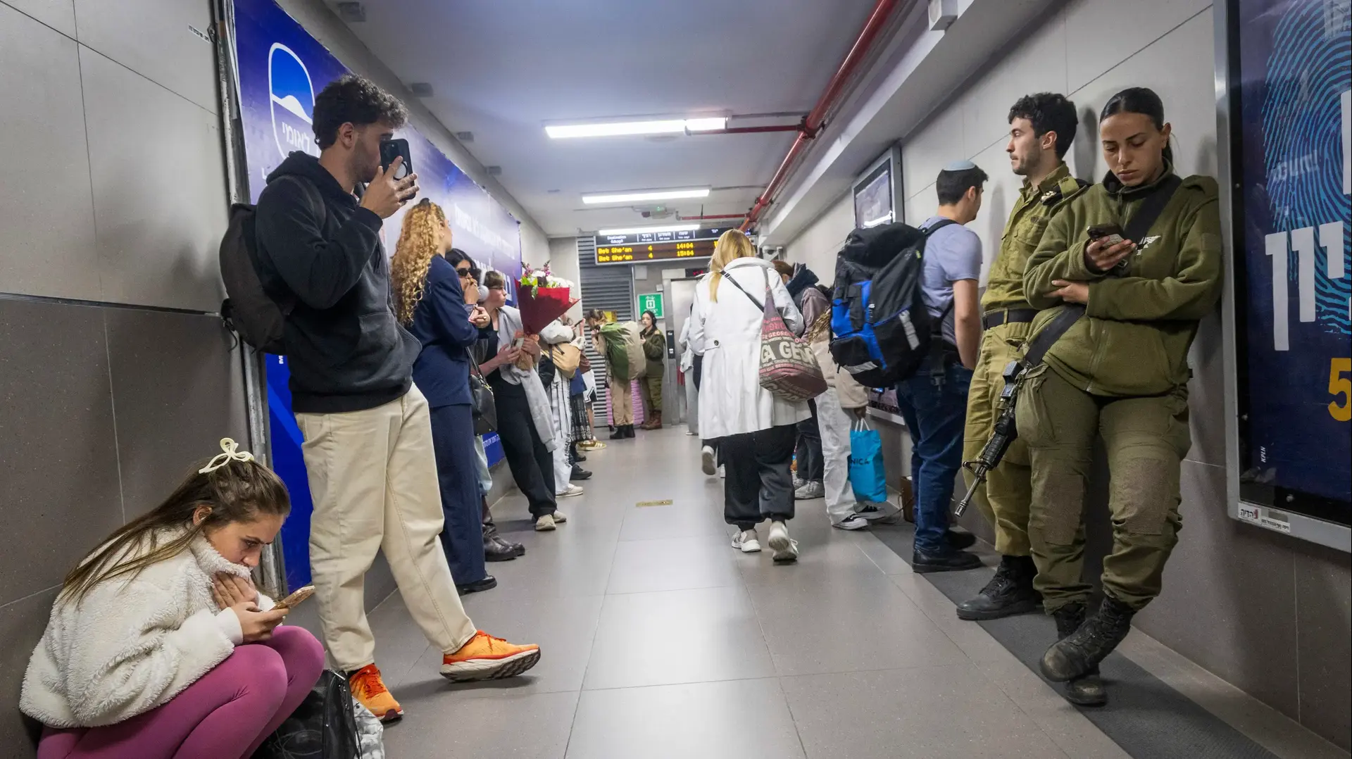 אנשים תופסים מחסה בעת אזעקה, תחנת רכבת חיפה, 10 במרץ 2026
