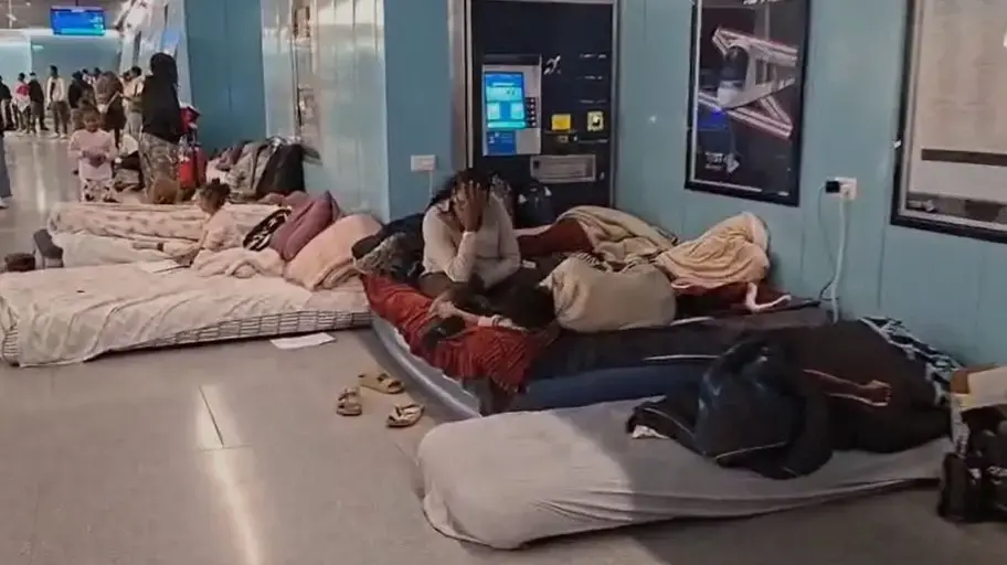 אנשים מוצאים מחסה בתחנת הרכבת הקלה בזמן אזעקה, 10 במרץ 2026