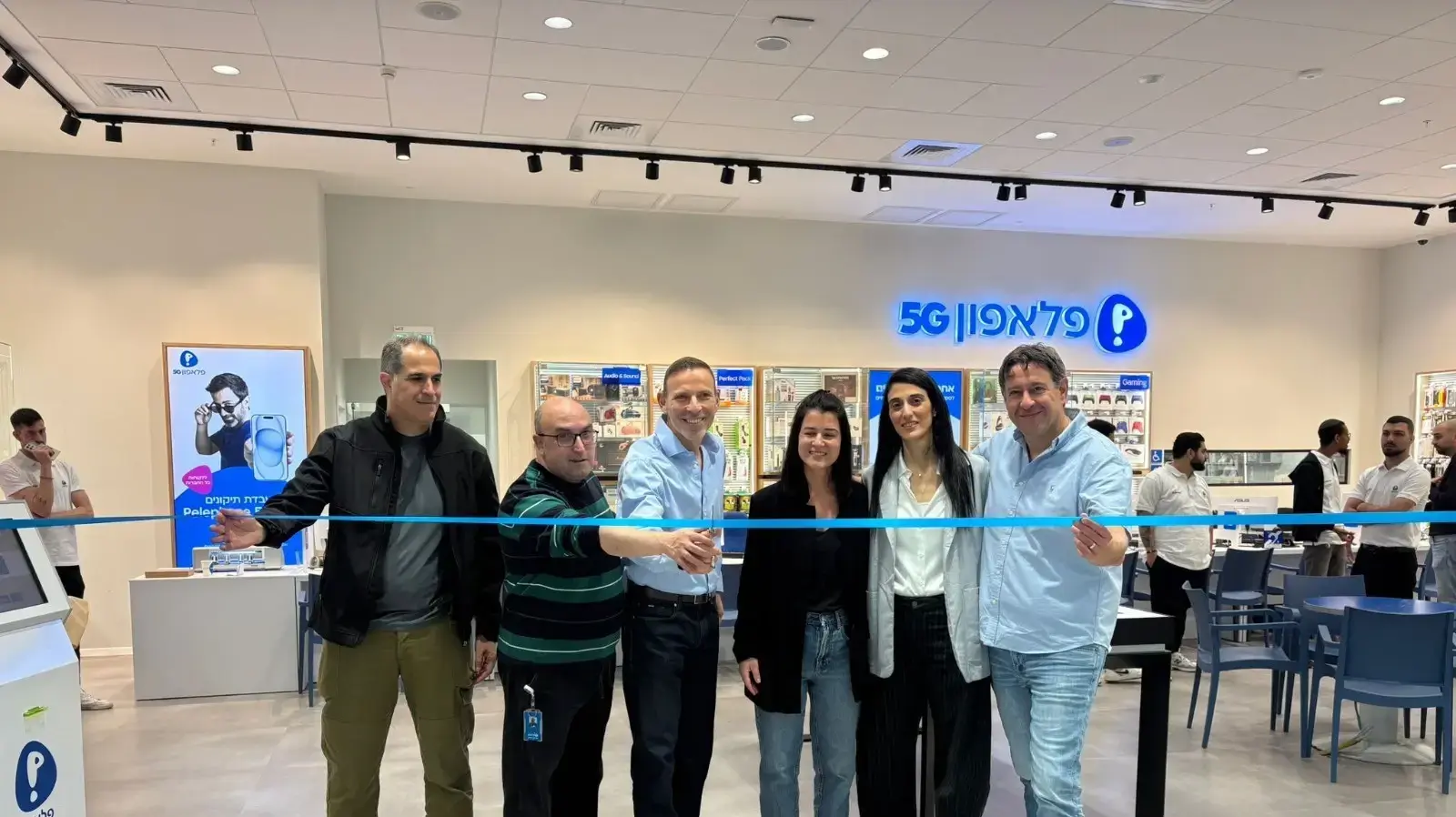 בכירי פלאפון בסניף החדש בכירי פלאפון בסניף החדש