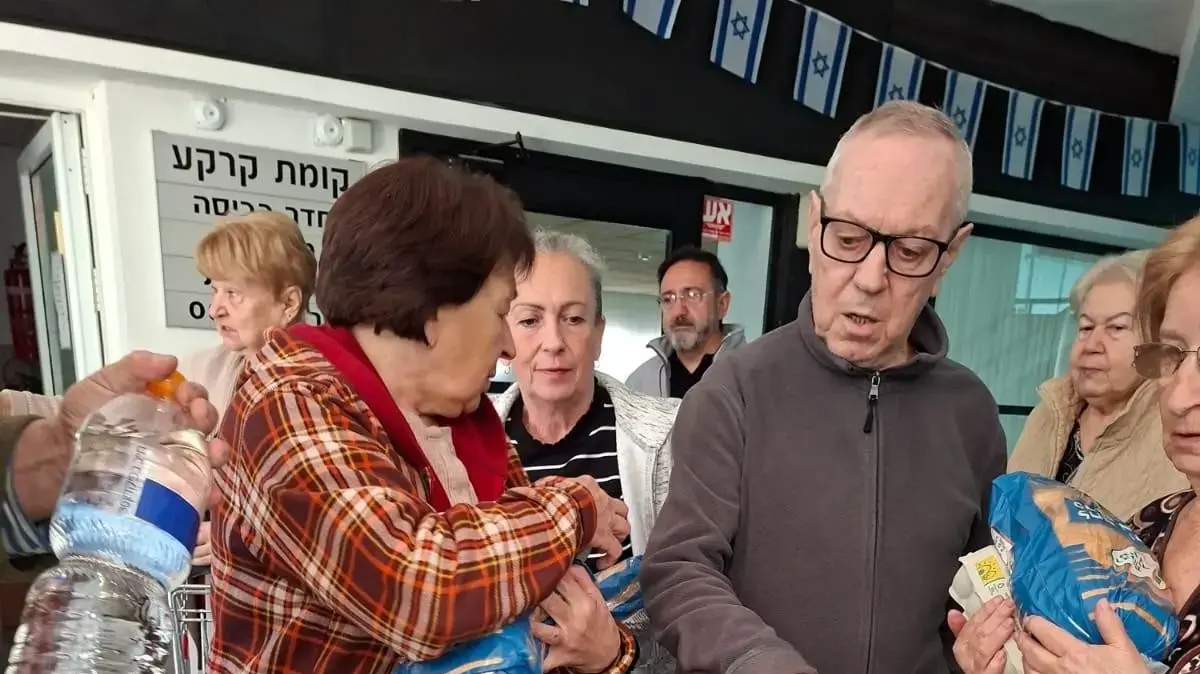 חלוקת סלי המזון בבית גיל הזהב "הגלעד" של עמיגור בנהריה