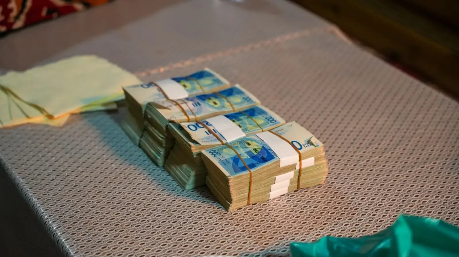 כסף מזומן בסך 400,000 ש"ח, אקדח גלוק, שתי מחסניות, תחמושת אקדח וחומר החשוד כסם במשקל 73 גרם אותרו בדירה ברמלה