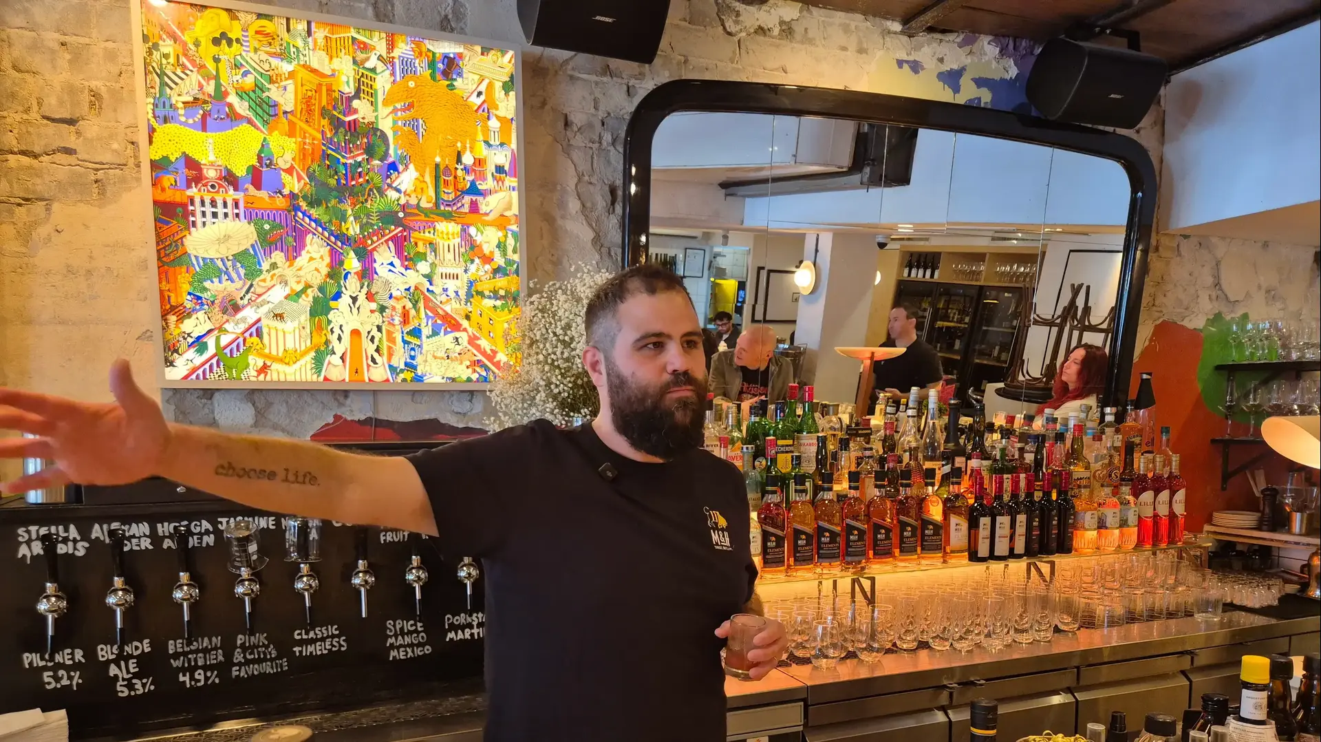 יותם, ממזקקת מילק אנד האני, באירוע הקוקטיילים של המזקקה