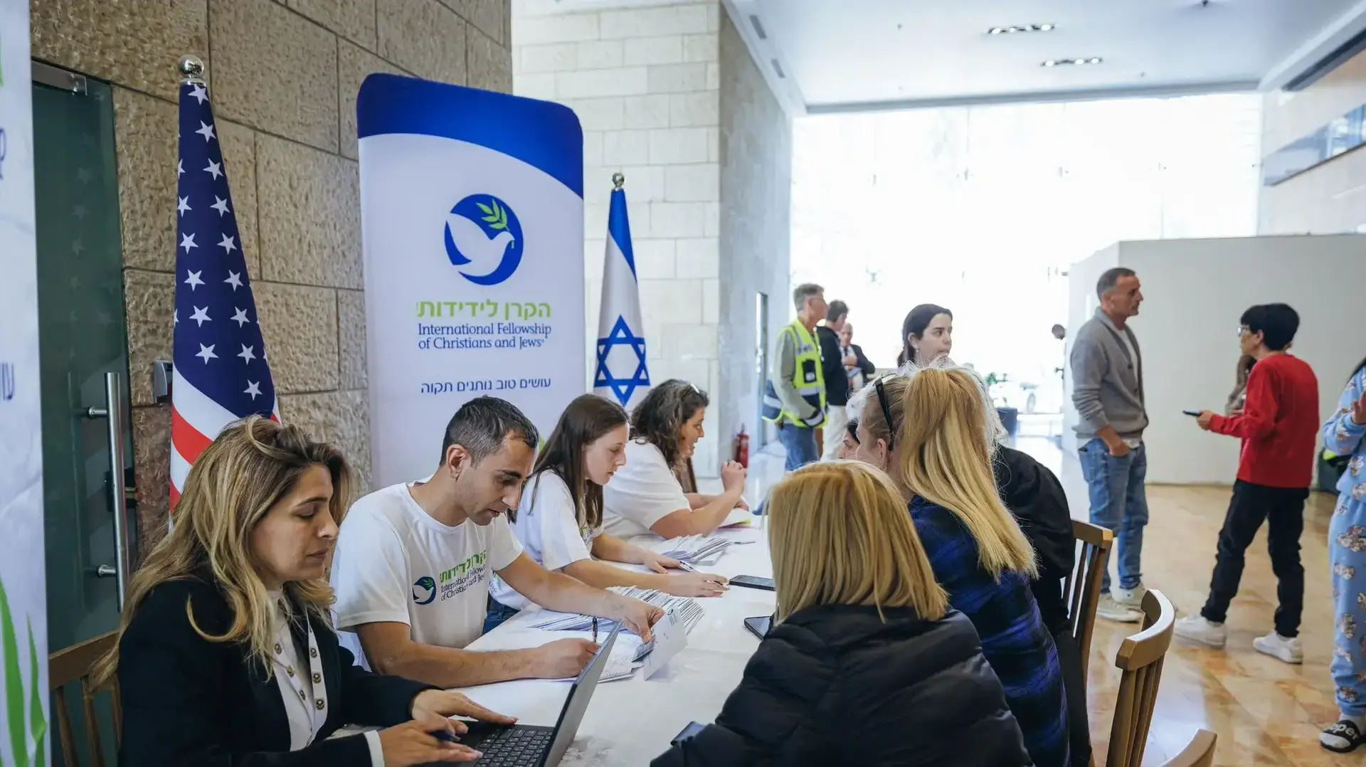 הקרן לידידות מעניקה מאות שוברי סיוע למשפחות שפונו מביתן שנפגע מירי הטילים האיראני