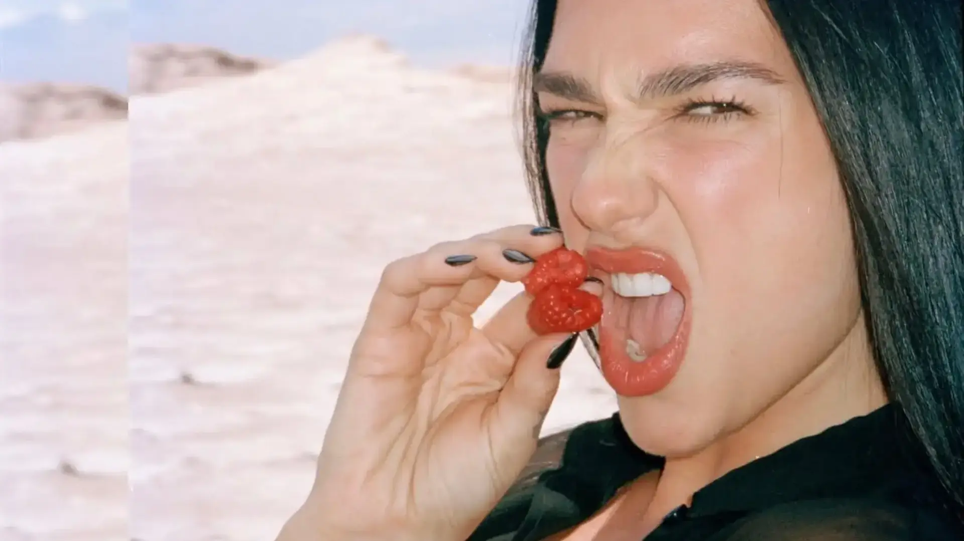 בלה חדיד בקמפיין לבושם ליברה של ysl