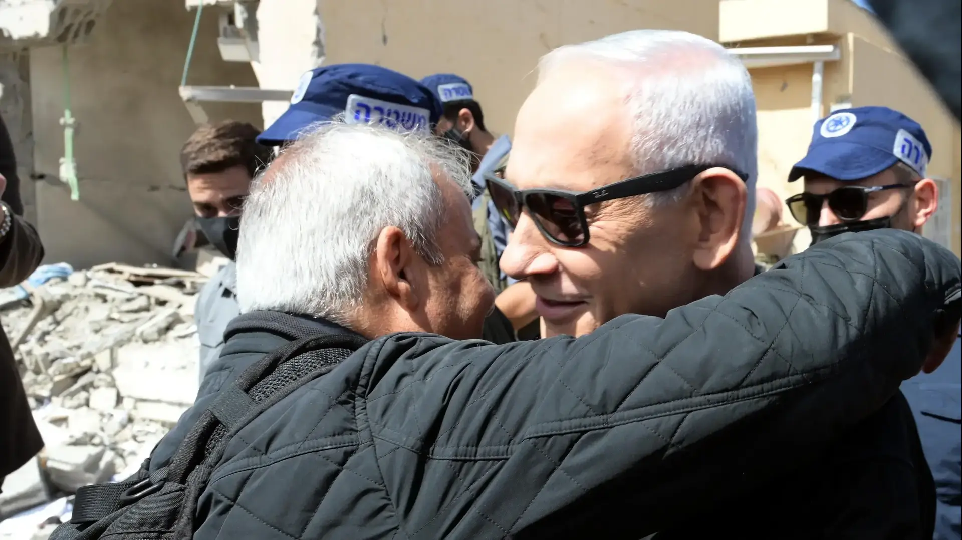 ראש הממשלה בנימין נתניהו עם בני ביטון ראש העירייה, זירת נפילה, דימונה, 22 במרץ 2026 ראש הממשלה בנימין נתניהו עם בני ביטון ראש העירייה, זירת נפילה, דימונה, 22 במרץ 2026