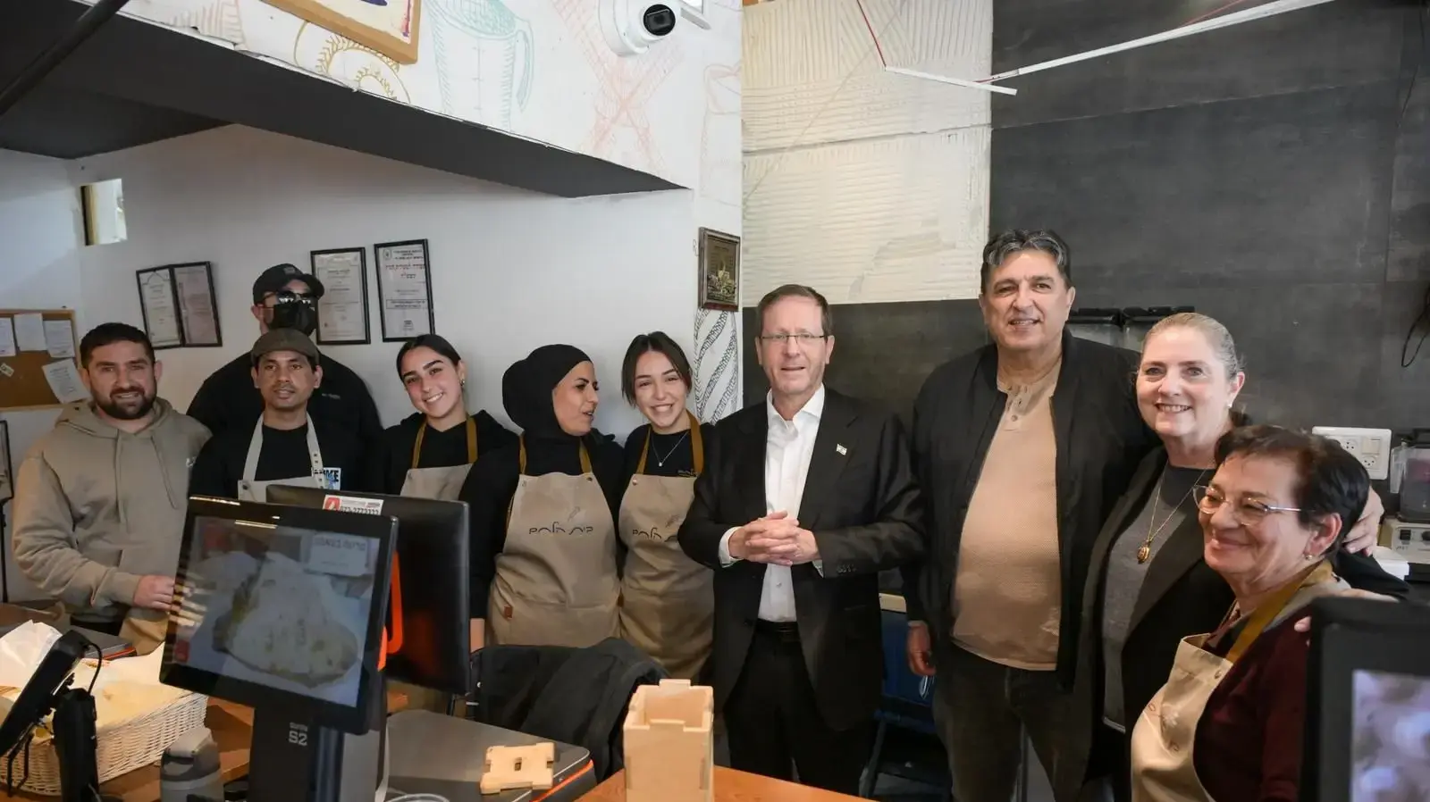 נשיא המדינה בביקור במאפייה של משפחת כלפון בערד