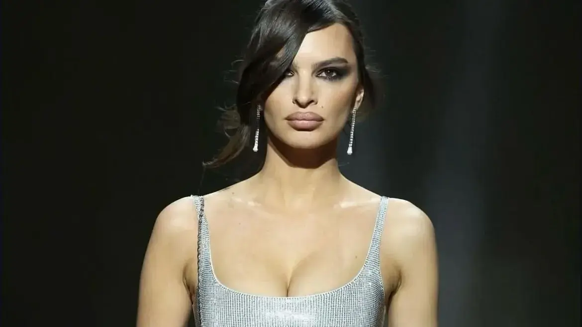 אמילי רטאייקובסקי בתצוגה של גוצ'י