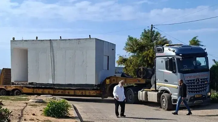 מיגונית בדרך לאצטדיון בראשון לציון
