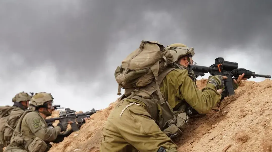 חייל משתמש במערכת פגיון של סמארט שוטר