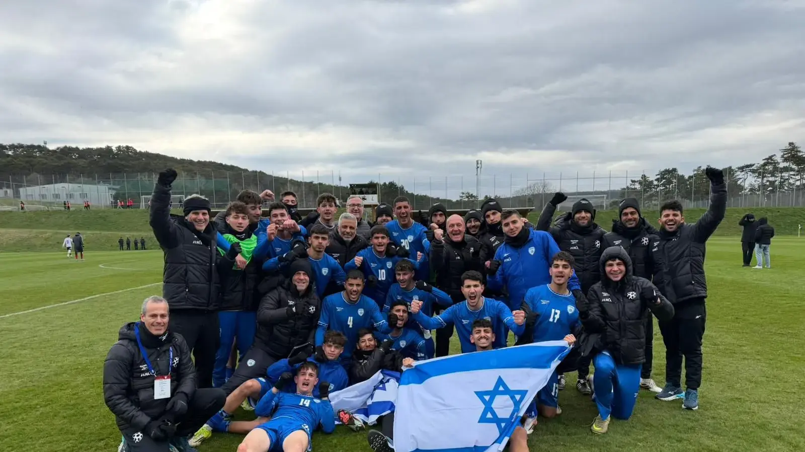 נבחרת הנוער של ישראל חוגגת עם המאמן אופיר חיים