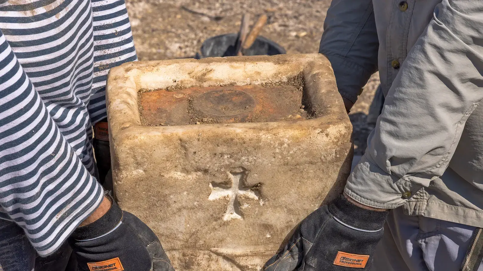 תיבת שרידי הקדושים חתומה מוצאת מן מהחפירה