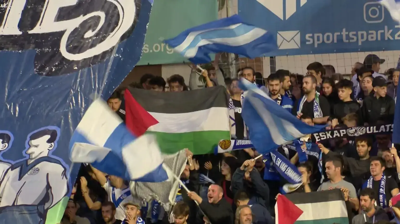 אוהדי קבוצת אירופה מספרד מניפים דגלי פלסטין
