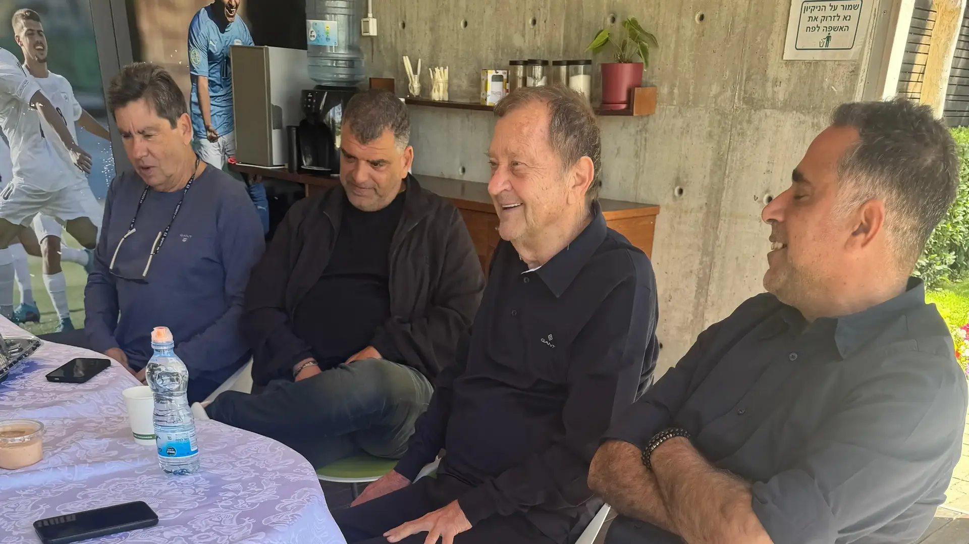 איזי שרצקי, לצד מאמן עירוני קרית שמונה, שי ברדה והמנכ"ל, יוסי אדרי, בהרמת כוסית לכבוד פסח