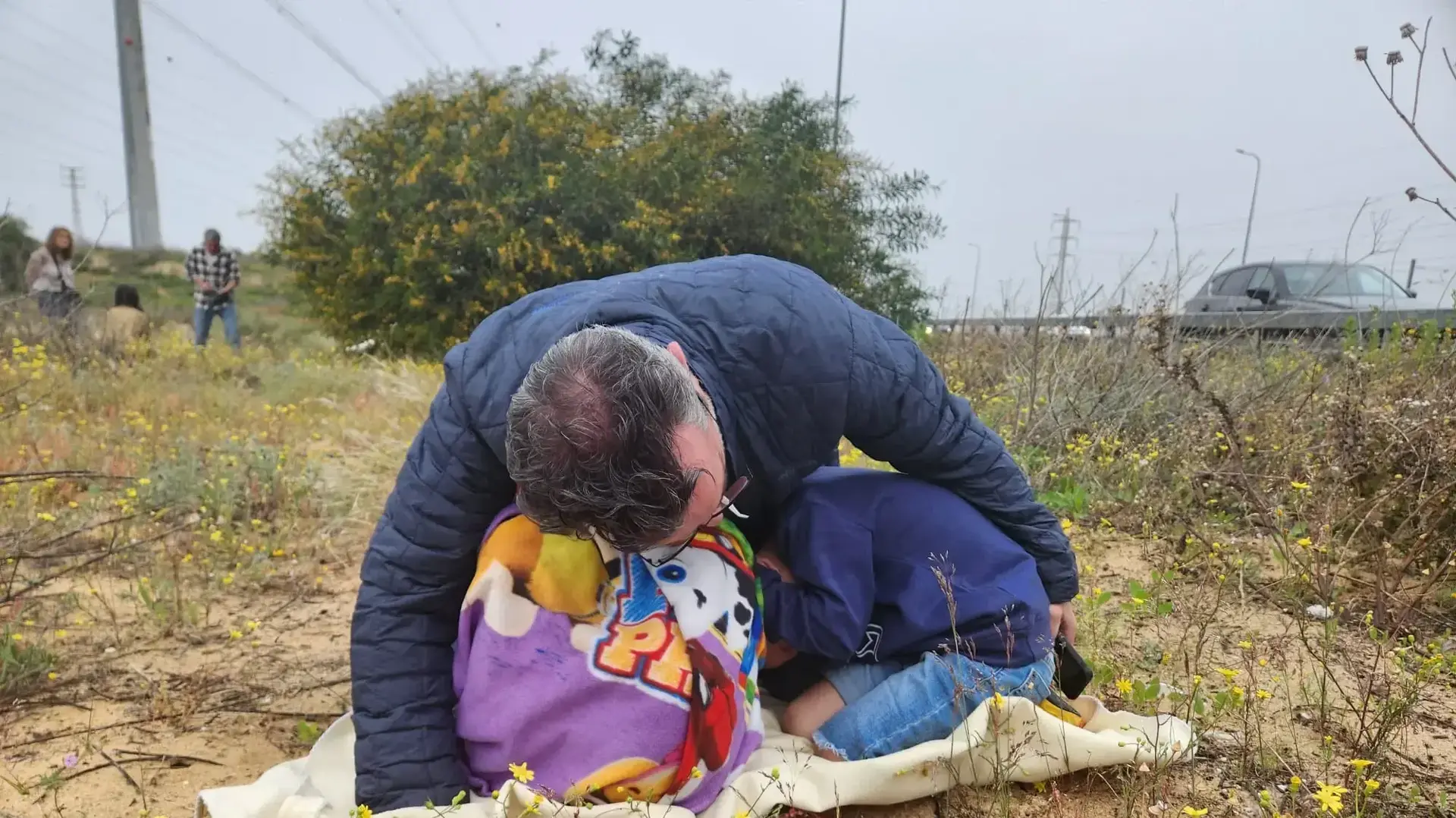 אנשים מתמגנים בכביש בזמן אזעקה