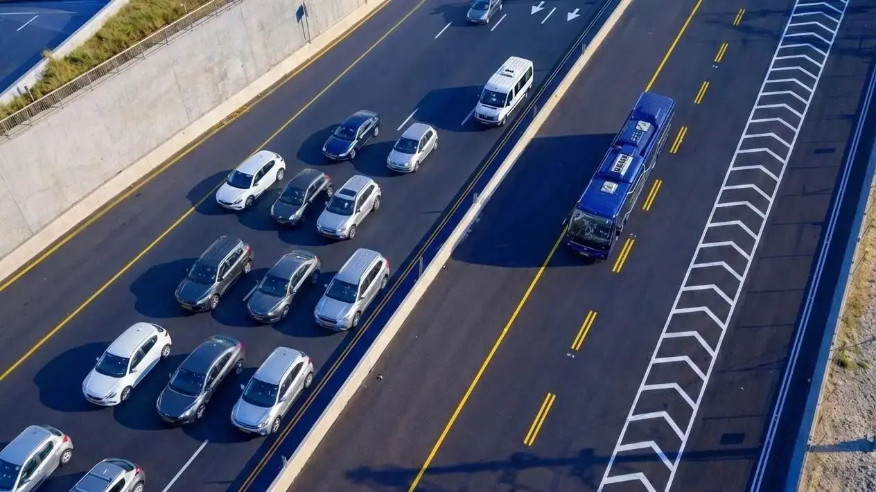 השאטל בנסיעה בנתיבים המהירים