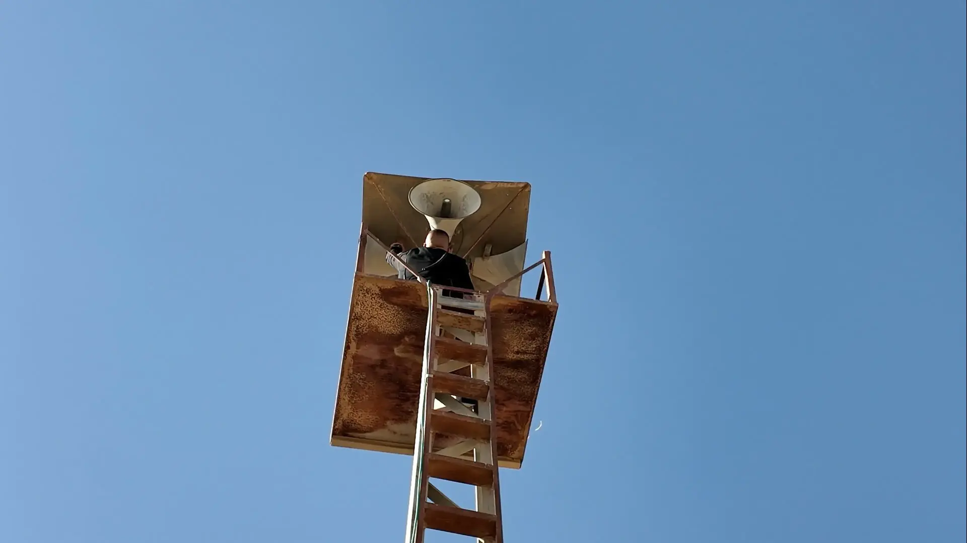 שוטר מסיר את הרמקול מהמסגד בביר אל-חמאם