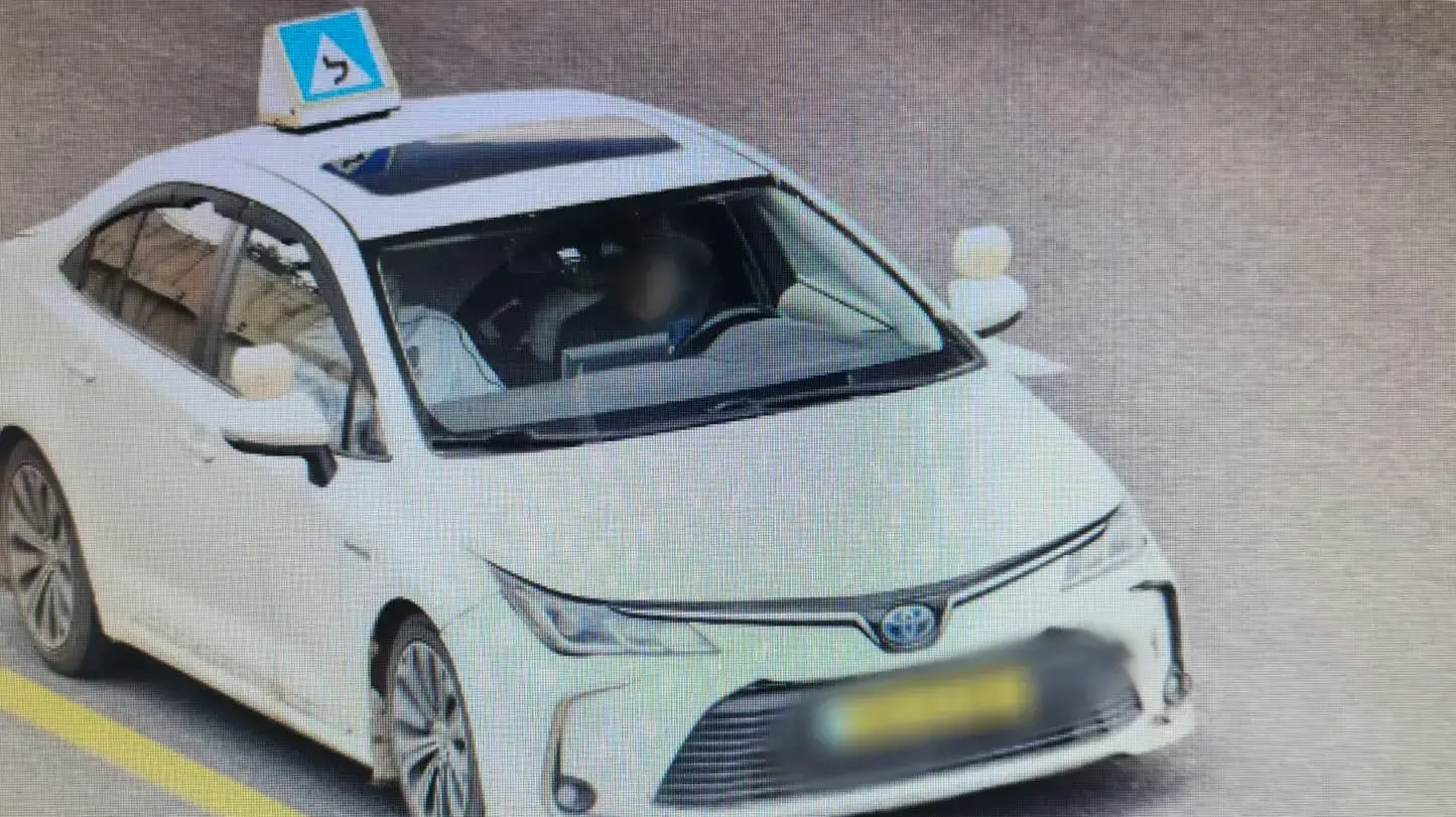 מורה לנהיגה ותלמידו נתפסו שקועים בטלפון הנייד