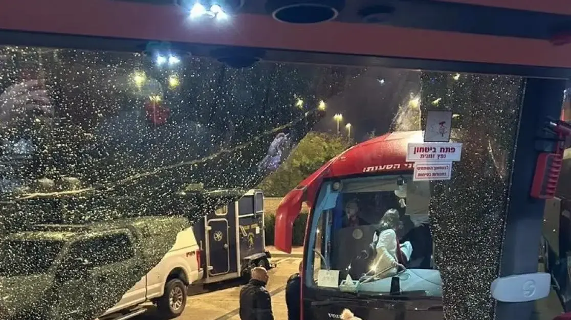 אוטובוס אוהדים של הפועל ירושלים הותקף על ידי אוהדים של בית"ר ירושלים בסיום הדרבי