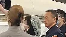 נוסעת סטרה לדיילת בטיסה נוסעת סטרה לדיילת בטיסה