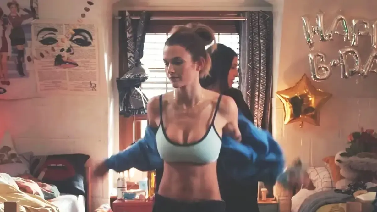 קלואי איסט בסרט "שותפות" (Roomates)