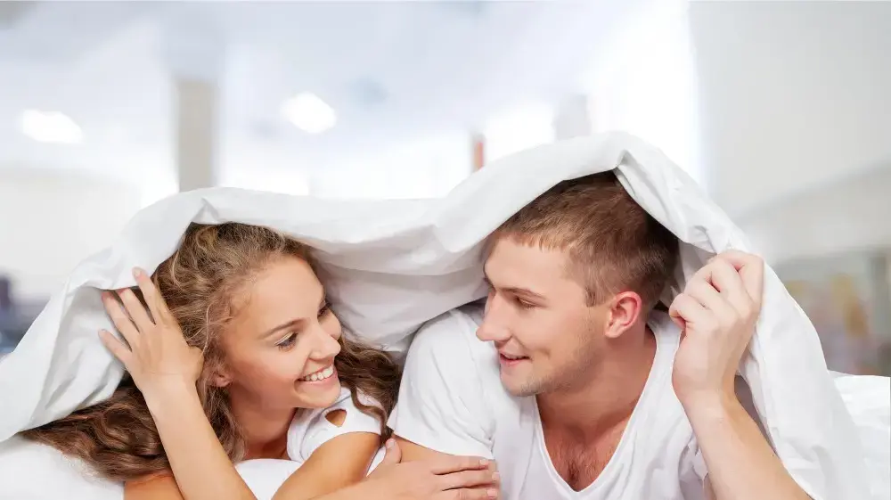 זוג בין הסדינים