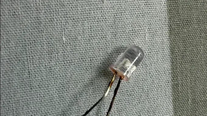 נורת לד (LED) קטנה שנשאפה על ידי התינוקת