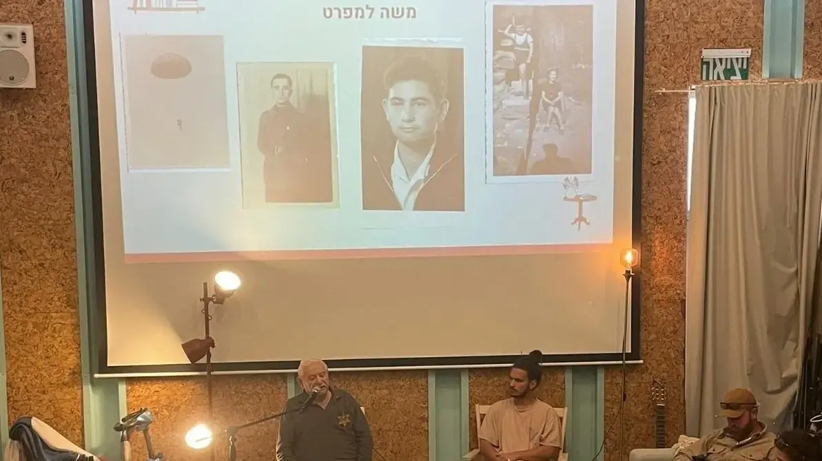 משה למפרט ונכדו מתניה באירוע זיכרון ברמת הנגב
