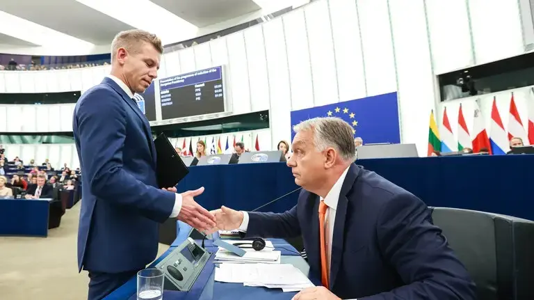 ראש ממשלת הונגריה לשעבר ויקטור אורבן וראש הממשלה הנבחר פטר מגיאר, מליאת האיחוד האירופי, אפריל 2026