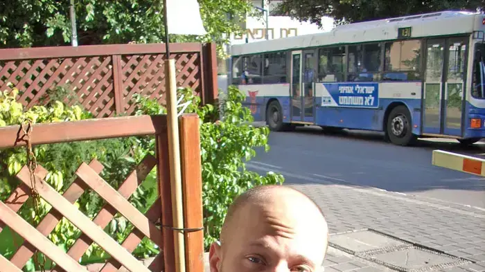 מלצר גיא לכיש בבית הקפה תוצרת הארץ