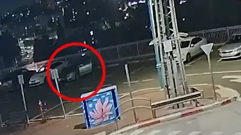 שני הנערים הולכים לרכב של חברתם וגונבים אותו, נוף הגליל