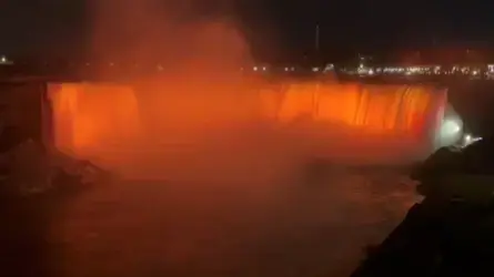מפלי הניאגרה מוארים בכתום לזכר משפ' ביבס