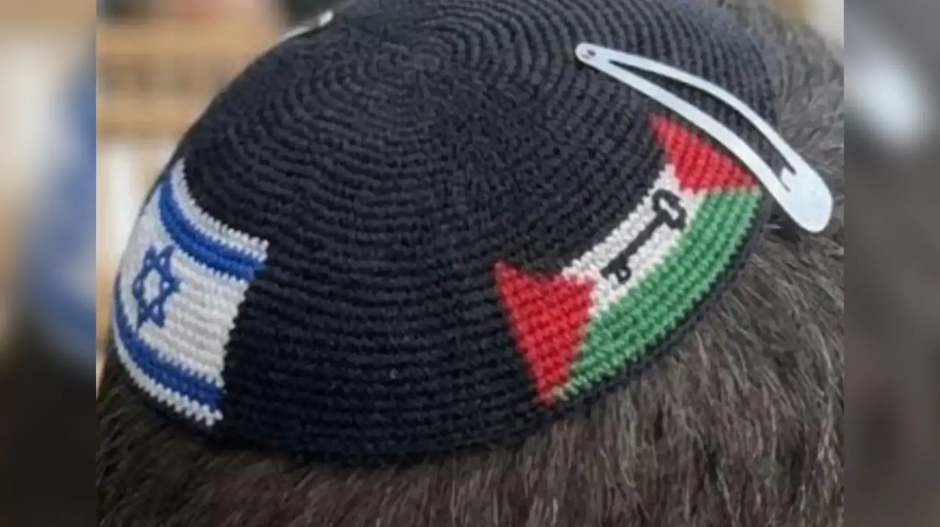 כיפה עליה רקומים דגלי ישראל ופלסטין שחבש ד״ר אלכס סינקלר, מרצה באוניברסיטה העברית