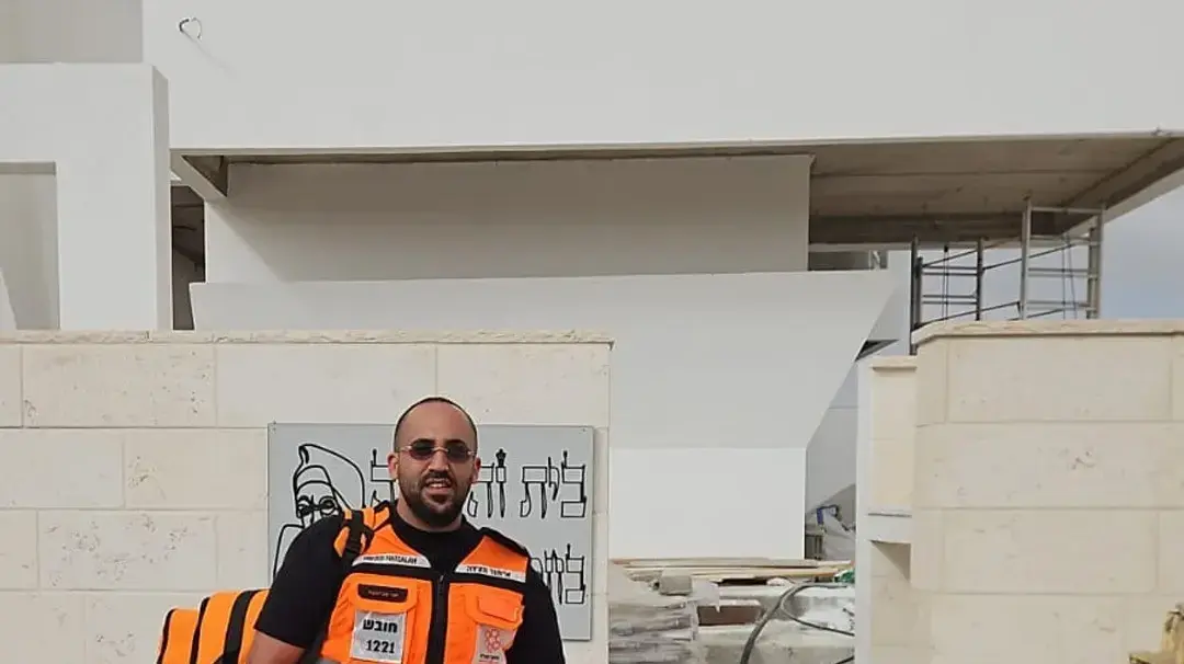 איש איחוד הצלה בזירת הנפילה בדימונה