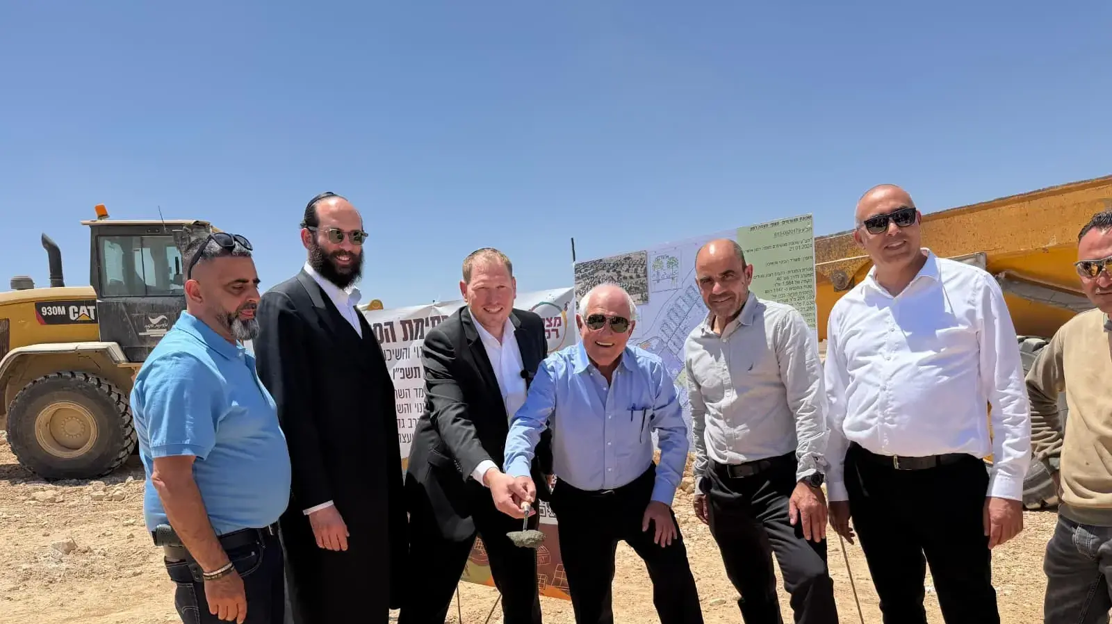 שר הבינוי והשיכון חיים כץ לצד ראש מועצת מצפה רמון אליה וינטר ומנכ״ל המשרד יהודה מורגנשטרן