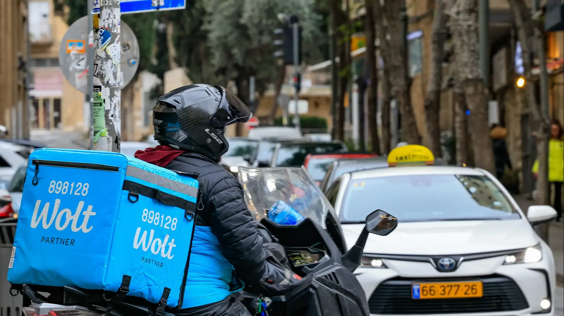 שליח וולט על אופנוע, 23 בפברואר 2025
