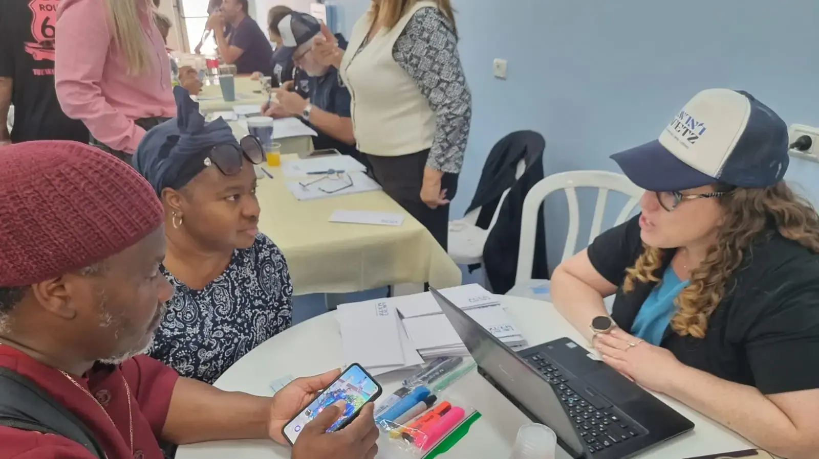 אנשי "קרן לארץ" עם תושבי דימונה שביתם נפגע מטיל איראני
